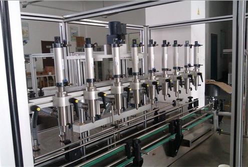 油類(lèi)灌裝機(jī)細(xì)節(jié)圖